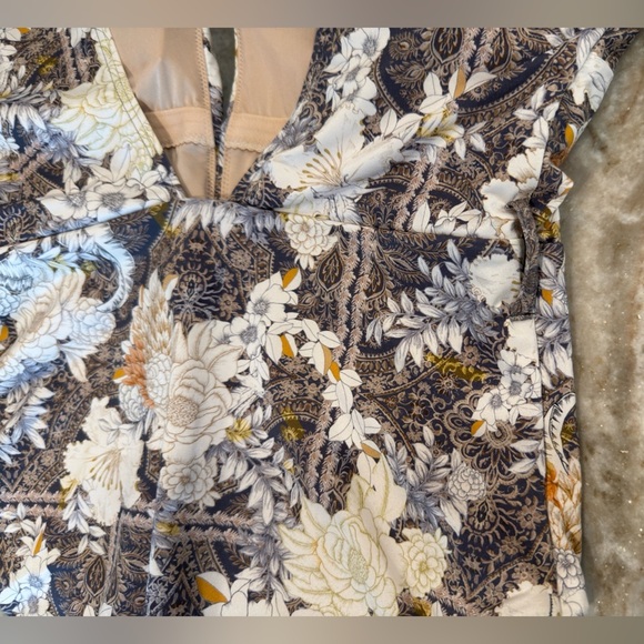 Women’s AQUA BLU Kismet Sophia One Piece short sleeve swimsuit. Size US 10 - Picture 9 of 12